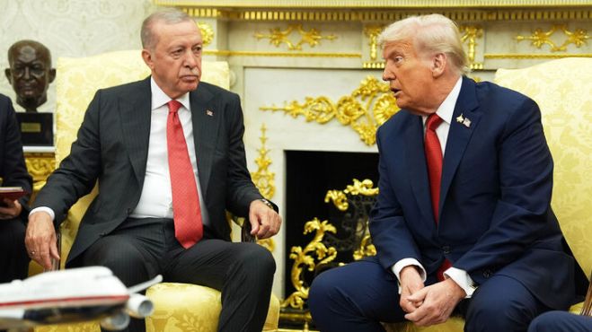 &Sigma;&upsilon;&nu;ά&nu;&tau;&eta;&sigma;&eta; &Tau;&rho;&alpha;&mu;&pi; - &Epsilon;&rho;&nu;&tau;&omicron;&gamma;ά&nu;: &Pi;&omicron;&lambda;&lambda;ά &pi;&alpha;&rho;&alpha;&pi;ά&nu;&omega; &alpha;&pi;ό &mu;&iota;&alpha; &laquo;&pi;&alpha;&nu;ά&kappa;&rho;&iota;&beta;&eta; &phi;&omega;&tau;&omicron;&gamma;&rho;&alpha;&phi;ί&alpha;&raquo;...