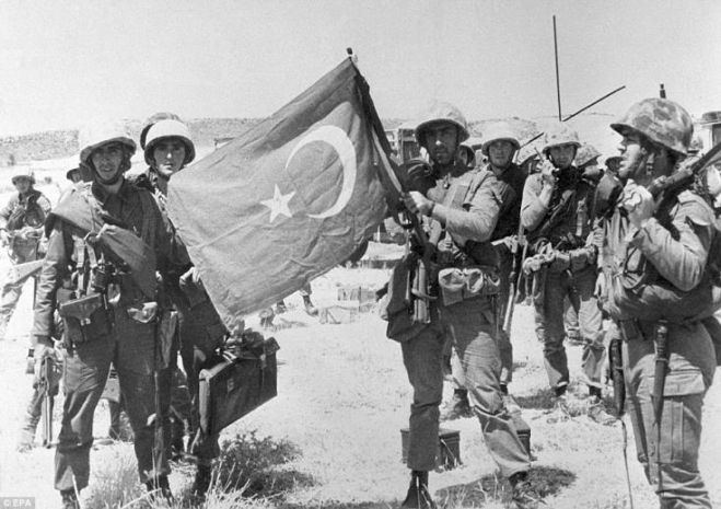 &Eta; &Kappa;ύ&pi;&rho;&omicron;&sigmaf; &theta;&upsilon;&mu;ά&tau;&alpha;&iota; &kappa;&alpha;&iota; &tau;&iota;&mu;ά ό&lambda;&omicron;&upsilon;&sigmaf; ό&sigma;&omicron;&iota; &upsilon;&pi;&epsilon;&rho;&alpha;&sigma;&pi;ί&sigma;&tau;&eta;&kappa;&alpha;&nu; &tau;&eta;&nu; &pi;&alpha;&tau;&rho;ί&delta;&alpha; &epsilon;&nu;&alpha;&nu;&tau;ί&omicron;&nu; &tau;&omicron;&upsilon; &Tau;&omicron;ύ&rho;&kappa;&omicron;&upsilon; &epsilon;&iota;&sigma;&beta;&omicron;&lambda;έ&alpha; &tau;&omicron; 1974