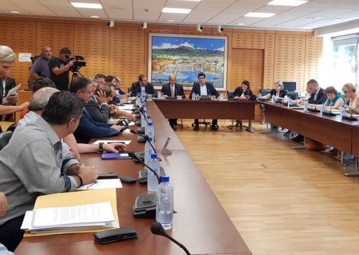 &Sigma;&upsilon;&nu;&epsilon;&chi;ί&zeta;&epsilon;&tau;&alpha;&iota; &alpha;ύ&rho;&iota;&omicron; &epsilon;&nu;ώ&pi;&iota;&omicron;&nu; &tau;&eta;&sigmaf; &Beta;&omicron;&upsilon;&lambda;ή&sigmaf; &eta; &sigma;&upsilon;&zeta;ή&tau;&eta;&sigma;&eta; &gamma;&iota;&alpha; &tau;&eta;&nu; &kappa;&rho;ί&sigma;&eta; &sigma;&tau;&eta; &delta;&eta;&mu;ό&sigma;&iota;&alpha; &epsilon;&kappa;&pi;&alpha;ί&delta;&epsilon;&upsilon;&sigma;&eta;