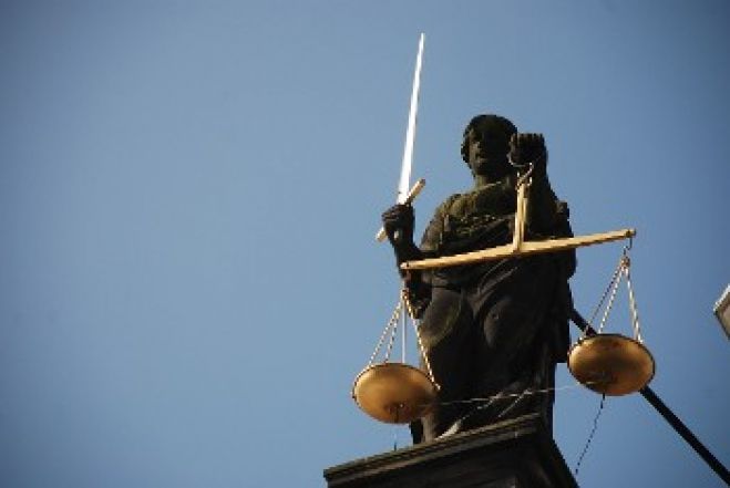 &laquo;&Kappa;&rho;ά&tau;&omicron;&sigmaf; &Delta;&iota;&kappa;&alpha;ί&omicron;&upsilon;&raquo;: &Eta; &Pi;&omicron;&lambda;&iota;&tau;&epsilon;ί&alpha; &tau;&omega;&nu; &alpha;&phi;&epsilon;&nu;&tau;ά&delta;&omega;&nu;, &tau;&omicron; &Delta;ί&kappa;&iota;&omicron; &tau;&omega;&nu; &alpha;&delta;&iota;&kappa;&eta;&tau;ά&delta;&omega;&nu;...