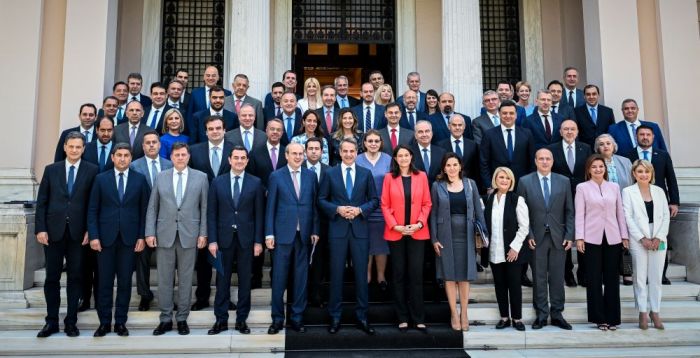 &Epsilon;&lambda;&lambda;ά&delta;&alpha;: &Kappa;ά&tau;&iota; &pi;&epsilon;&rho;ί&epsilon;&rho;&gamma;&omicron; &sigma;&upsilon;&mu;&beta;&alpha;ί&nu;&epsilon;&iota; &sigma;&tau;&eta;&nu; &Nu;έ&alpha; &Delta;&eta;&mu;&omicron;&kappa;&rho;&alpha;&tau;ί&alpha;