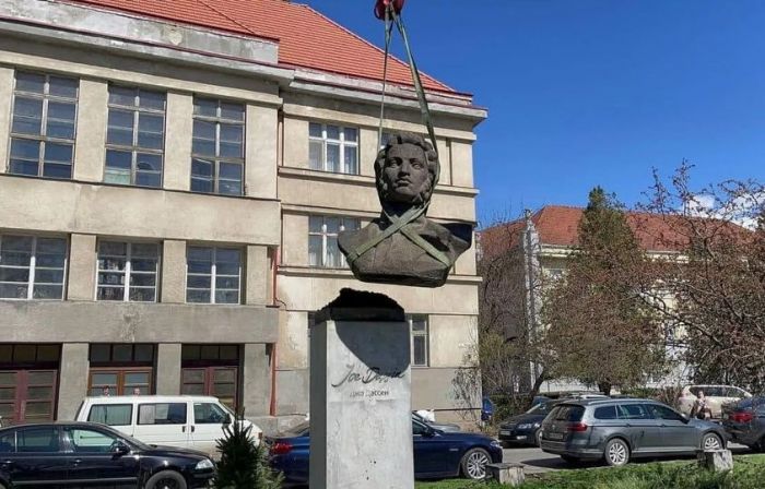 &Omicron;&upsilon;&kappa;&rho;&alpha;&nu;ί&alpha;: &Kappa;ά&tau;&omega; &omicron; &Pi;&omicron;ύ&sigma;&kappa;&iota;&nu;, έ&xi;&omega; &omicron; &Tau;&sigma;&alpha;ϊ&kappa;ό&phi;&sigma;&kappa;&iota;, &laquo;&mu;&alpha;ύ&rho;&omicron;&raquo; &sigma;&tau;&omicron;&nu; &Nu;&tau;&omicron;&sigma;&tau;&omicron;&gamma;&iota;έ&phi;&sigma;&kappa;&iota;!