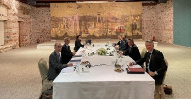 &Delta;&iota;&epsilon;&rho;&epsilon;&upsilon;&nu;&eta;&tau;&iota;&kappa;έ&sigmaf; &Epsilon;&lambda;&lambda;ά&delta;&alpha;&sigmaf; - &Tau;&omicron;&upsilon;&rho;&kappa;ί&alpha;&sigmaf;: &laquo;&Alpha;&upsilon;&tau;ό&sigmaf;&raquo;, &laquo;&alpha;&upsilon;&tau;ή&raquo; &kappa;&alpha;&iota; &tau;&alpha; &laquo;&mu;&upsilon;&sigma;&tau;ή&rho;&iota;&alpha;&raquo; &epsilon;&nu;ό&sigmaf; &iota;&mu;&pi;&epsilon;&rho;&iota;&alpha;&lambda;&iota;&sigma;&tau;&iota;&kappa;&omicron;ύ &pi;&alpha;&zeta;&alpha;&rho;&iota;&omicron;ύ