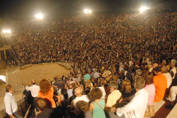 &Omicron; &Theta;&Omicron;&Kappa; &epsilon;&pi;&iota;&sigma;&tau;&rho;έ&phi;&epsilon;&iota; &sigma;&tau;&eta;&nu; &Epsilon;&pi;ί&delta;&alpha;&upsilon;&rho;&omicron; &mu;&epsilon; &tau;&omicron;&upsilon;&sigmaf; &Pi;έ&rho;&sigma;&epsilon;&sigmaf;