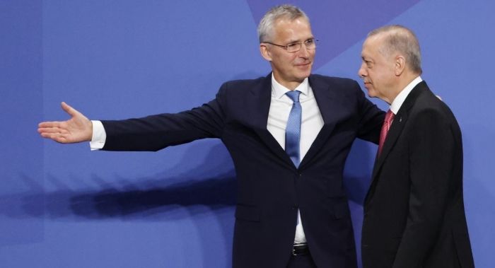 &Omicron; &Epsilon;&rho;&nu;&tau;&omicron;&gamma;ά&nu; &delta;&epsilon;&nu; &laquo;έ&pi;&alpha;&iota;&xi;&epsilon;&raquo; &mu;&epsilon; &tau;&alpha; &nu;&eta;&sigma;&iota;ά