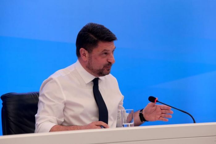 &Epsilon;&lambda;&lambda;ά&delta;&alpha;: Έ&nu;&alpha;&sigmaf; &theta;ά&nu;&alpha;&tau;&omicron;&sigmaf; &alpha;&pi;ό &kappa;&omicron;&rho;&omega;&nu;&omicron;ϊό &sigma;ή&mu;&epsilon;&rho;&alpha;