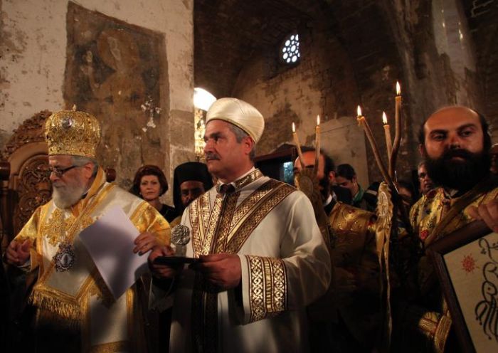 &ldquo;&Eta; &epsilon;&lambda;&pi;ί&delta;&alpha; &pi;&epsilon;&theta;&alpha;ί&nu;&epsilon;&iota; &pi;ά&nu;&tau;&alpha; &tau;&epsilon;&lambda;&epsilon;&upsilon;&tau;&alpha;ί&alpha;&rdquo;