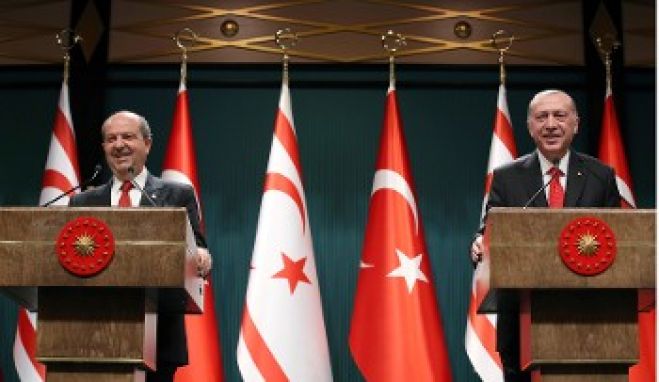&Nu;&Alpha; &Mu;&epsilon;&sigma;ό&gamma;&epsilon;&iota;&omicron;&sigmaf;: &Sigma;&upsilon;&nu;&epsilon;&chi;ί&zeta;&epsilon;&tau;&alpha;&iota; &tau;&omicron; &laquo;&alpha;&nu;&alpha;&tau;&omicron;&lambda;ί&tau;&iota;&kappa;&omicron; &pi;&alpha;&zeta;ά&rho;&iota;&raquo;