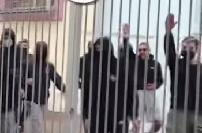 &laquo;&Omicron;&pi;&lambda;&omicron; &tau;&omicron;&upsilon; &sigma;&upsilon;&sigma;&tau;ή&mu;&alpha;&tau;&omicron;&sigmaf; &epsilon;ί&nu;&alpha;&iota; &omicron;&iota; &phi;&alpha;&sigma;ί&sigma;&tau;&epsilon;&sigmaf;!&raquo;
