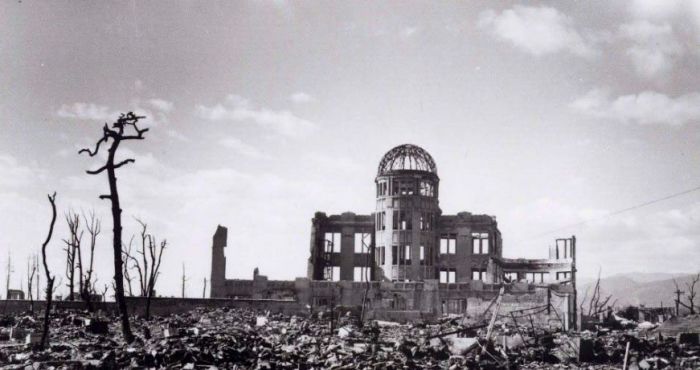 6 &Alpha;&upsilon;&gamma;&omicron;ύ&sigma;&tau;&omicron;&upsilon; 1945: Ώ&rho;&alpha; &mu;&eta;&delta;έ&nu; &gamma;&iota;&alpha; &tau;&eta; &Chi;&iota;&rho;&omicron;&sigma;ί&mu;&alpha; &ndash; Ώ&rho;&alpha; &mu;&eta;&delta;έ&nu; &gamma;&iota;&alpha; &tau;&eta;&nu; &alpha;&nu;&theta;&rho;&omega;&pi;ό&tau;&eta;&tau;&alpha;...