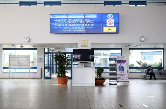&Kappa;&omicron;&rho;&omega;&nu;&omicron;ϊό&sigmaf;: &Omicron; &pi;&rho;ώ&tau;&omicron;&sigmaf; &nu;&epsilon;&kappa;&rho;ό&sigmaf; &sigma;&tau;&eta;&nu; &Kappa;ύ&pi;&rho;&omicron;