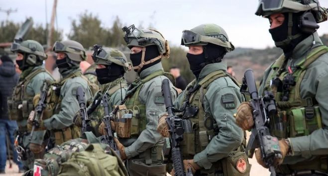 &Epsilon;&lambda;&lambda;&eta;&nu;&omicron;&tau;&omicron;&upsilon;&rho;&kappa;&iota;&kappa;ά: &Eta; &alpha;&pi;&omicron;&sigma;&tau;&rho;&alpha;&tau;&iota;&omega;&tau;&iota;&kappa;&omicron;&pi;&omicron;ί&eta;&sigma;&eta; &sigma;&tau;&omicron; &laquo;&tau;&rho;&alpha;&pi;έ&zeta;&iota;&raquo; &tau;&omicron;&upsilon; &Omicron;&Eta;&Epsilon;