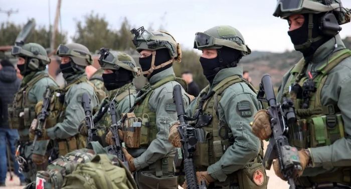 &Epsilon;&lambda;&lambda;&eta;&nu;&omicron;&tau;&omicron;&upsilon;&rho;&kappa;&iota;&kappa;ά: &Eta; &alpha;&pi;&omicron;&sigma;&tau;&rho;&alpha;&tau;&iota;&omega;&tau;&iota;&kappa;&omicron;&pi;&omicron;ί&eta;&sigma;&eta; &sigma;&tau;&omicron; &laquo;&tau;&rho;&alpha;&pi;έ&zeta;&iota;&raquo; &tau;&omicron;&upsilon; &Omicron;&Eta;&Epsilon;