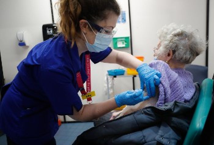 &Kappa;&omicron;&rho;&omega;&nu;&omicron;ϊό&sigmaf; &kappa;&alpha;&iota; &epsilon;&mu;&beta;&omicron;&lambda;&iota;&alpha;&sigma;&mu;ό&sigmaf;: &Tau;&omicron; &alpha;&nu;&alpha;&gamma;&kappa;&alpha;ί&omicron; ό&pi;&lambda;&omicron; &delta;&epsilon;&nu; &laquo;&sigma;&beta;ή&nu;&epsilon;&iota;&raquo; &tau;&iota;&sigmaf; &tau;&rho;&alpha;&gamma;&iota;&kappa;έ&sigmaf; &epsilon;&lambda;&lambda;&epsilon;ί&psi;&epsilon;&iota;&sigmaf; &sigma;&tau;&eta;&nu; &Upsilon;&gamma;&epsilon;ί&alpha; &kappa;&alpha;&iota; &sigma;&epsilon; &mu;έ&tau;&rho;&alpha; &pi;&rho;&omicron;&sigma;&tau;&alpha;&sigma;ί&alpha;&sigmaf; &tau;&omicron;&upsilon; &lambda;&alpha;&omicron;ύ