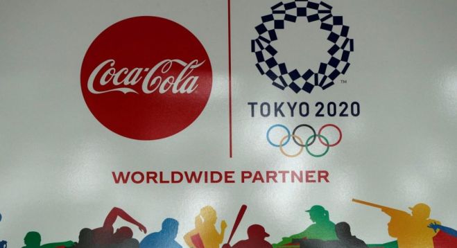 &Tau;ό&kappa;&iota;&omicron;: &Eta; Coca-Cola &pi;ά&epsilon;&iota; &kappa;&alpha;&iota; &mu;&epsilon; &hellip;&kappa;&omicron;&rho;&omega;&nu;&omicron;ϊό
