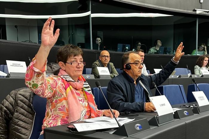&Eta; &Delta;&eta;&mu;&omicron;&kappa;&rho;&alpha;&tau;ί&alpha; &sigma;&upsilon;&nu;&epsilon;&chi;ί&zeta;&epsilon;&iota; &nu;&alpha; &beta;&rho;ί&sigma;&kappa;&epsilon;&tau;&alpha;&iota; &upsilon;&pi;ό &pi;&alpha;&rho;&alpha;&kappa;&omicron;&lambda;&omicron;ύ&theta;&eta;&sigma;&eta;...