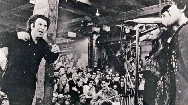 &Rho;&omega;&sigma;ί&alpha;: &Tau;ί&mu;&eta;&sigma;&alpha;&nu; &tau;&omicron;&nu; &Mu;ί&kappa;&eta; &Theta;&epsilon;&omicron;&delta;&omega;&rho;ά&kappa;&eta; &sigma;&tau;&eta;&nu; &Kappa;ό&kappa;&kappa;&iota;&nu;&eta; &Pi;&lambda;&alpha;&tau;&epsilon;ί&alpha;