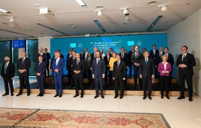 &Sigma;ύ&nu;&omicron;&delta;&omicron;&sigmaf; &Epsilon;&Epsilon; - &Delta;&upsilon;&tau;&iota;&kappa;ώ&nu; &Beta;&alpha;&lambda;&kappa;&alpha;&nu;ί&omega;&nu;: &Sigma;&tau;&omicron;&nu; &laquo;&alpha;&phi;&rho;ό&raquo; &xi;&alpha;&nu;ά &omicron;&iota; &mu;&epsilon;&gamma;ά&lambda;&epsilon;&sigmaf; &alpha;&nu;&tau;&iota;&theta;έ&sigma;&epsilon;&iota;&sigmaf;