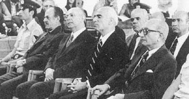 &Eta; &delta;ί&kappa;&eta; &tau;&omega;&nu; &pi;&rho;&omega;&tau;&alpha;&iota;&tau;ί&omega;&nu; &tau;&eta;&sigmaf; &chi;&omicron;ύ&nu;&tau;&alpha;&sigmaf;: &Alpha;&mu;&epsilon;&tau;&alpha;&nu;ό&eta;&tau;&omicron;&iota; &kappa;&alpha;&iota; &pi;&rho;&omicron;&kappa;&lambda;&eta;&tau;&iota;&kappa;&omicron;ί