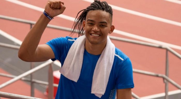 &Mu;&alpha;&nu;ό&lambda;&omicron; &Kappa;&alpha;&rho;&alpha;&lambda;ή&sigmaf;: &laquo;&Mu;&alpha;&sigmaf; &chi;&tau;&upsilon;&pi;&omicron;ύ&sigma;&alpha;&nu;... &Kappa;&alpha;&theta;ό&mu;&alpha;&sigma;&tau;&alpha;&nu; &kappa;&alpha;&iota; &kappa;&lambda;&alpha;ί&gamma;&alpha;&mu;&epsilon; &mu;&epsilon; &tau;&eta;&nu; &alpha;&delta;&epsilon;&lambda;&phi;ή &mu;&omicron;&upsilon;&raquo;...