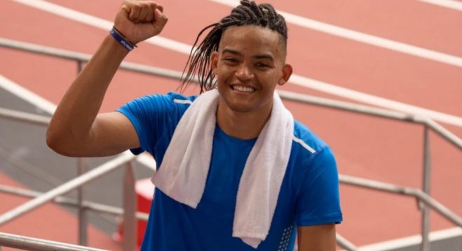 &Mu;&alpha;&nu;ό&lambda;&omicron; &Kappa;&alpha;&rho;&alpha;&lambda;ή&sigmaf;: &laquo;&Mu;&alpha;&sigmaf; &chi;&tau;&upsilon;&pi;&omicron;ύ&sigma;&alpha;&nu;... &Kappa;&alpha;&theta;ό&mu;&alpha;&sigma;&tau;&alpha;&nu; &kappa;&alpha;&iota; &kappa;&lambda;&alpha;ί&gamma;&alpha;&mu;&epsilon; &mu;&epsilon; &tau;&eta;&nu; &alpha;&delta;&epsilon;&lambda;&phi;ή &mu;&omicron;&upsilon;&raquo;...