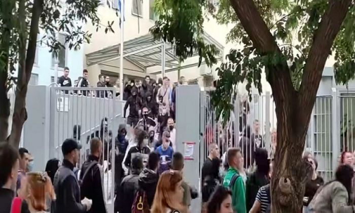 &Sigma;&tau;&alpha;&upsilon;&rho;&omicron;ύ&pi;&omicron;&lambda;&eta; &Theta;&epsilon;&sigma;&sigma;&alpha;&lambda;&omicron;&nu;ί&kappa;&eta;&sigmaf;: &laquo;&Phi;&alpha;&sigma;ί&sigma;&tau;&epsilon;&sigmaf; &alpha;&rho;&chi;ί&sigma;&alpha;&nu; &nu;&alpha; &mu;&alpha;&chi;&alpha;&iota;&rho;ώ&nu;&omicron;&upsilon;&nu;, &nu;&alpha; &chi;&tau;&upsilon;&pi;ά&nu;&epsilon; &kappa;ό&sigma;&mu;&omicron; ά&sigma;&chi;&eta;&mu;&alpha;&raquo;