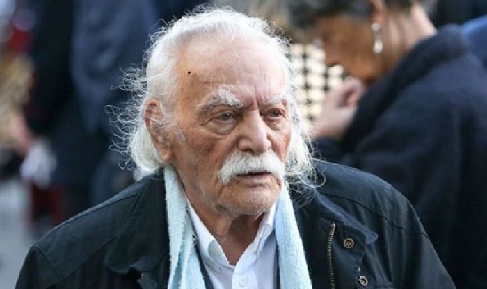 Έ&phi;&upsilon;&gamma;&epsilon; &alpha;&pi;ό &tau;&eta; &zeta;&omega;ή &omicron; &Mu;&alpha;&nu;ώ&lambda;&eta;&sigmaf; &Gamma;&lambda;έ&zeta;&omicron;&sigmaf;