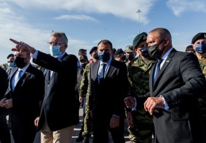 &Pi;ό&lambda;&epsilon;&mu;&omicron;&sigmaf; &sigma;&tau;&eta;&nu; &Omicron;&upsilon;&kappa;&rho;&alpha;&nu;ί&alpha;: &Pi;&epsilon;&rho;ί &laquo;&pi;&rho;&omicron;&sigma;&chi;&eta;&mu;ά&tau;&omega;&nu;&raquo; &pi;&omicron;&lambda;έ&mu;&omicron;&upsilon; &kappa;&alpha;&iota; &epsilon;&mu;&pi;&lambda;&omicron;&kappa;ή&sigmaf;