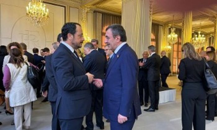 &Alpha;&nu;&alpha;&tau;&omicron;&lambda;&iota;&kappa;ή &Mu;&epsilon;&sigma;ό&gamma;&epsilon;&iota;&omicron;&sigmaf;: &Sigma;&epsilon; &pi;&lambda;ή&rho;&eta; &epsilon;&xi;έ&lambda;&iota;&xi;&eta; &tau;&omicron; &iota;&mu;&pi;&epsilon;&rho;&iota;&alpha;&lambda;&iota;&sigma;&tau;&iota;&kappa;ό &pi;&alpha;&zeta;ά&rho;&iota;