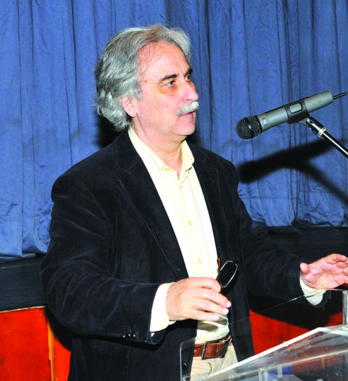 &Sigma;&kappa;έ&psi;&epsilon;&iota;&sigmaf; &gamma;&iota;&alpha; &tau;&eta;&nu; &Epsilon;&upsilon;&rho;ώ&pi;&eta;, &delta;&iota;&alpha;&beta;ά&zeta;&omicron;&nu;&tau;&alpha;&sigmaf; Balibar