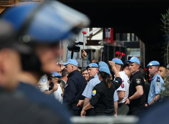 &Sigma;&tau;&omicron; &omicron;&delta;ό&phi;&rho;&alpha;&gamma;&mu;&alpha; &tau;&eta;&sigmaf; &omicron;&delta;&omicron;ύ&sigmaf; &Lambda;ή&delta;&rho;&alpha;&sigmaf; &pi;ή&gamma;&alpha;&nu; &kappa;&alpha;&iota; &sigma;ή&mu;&epsilon;&rho;&alpha; &Tau;/&kappa; &sigma;&upsilon;&nu;&delta;&iota;&kappa;&alpha;&lambda;&iota;&sigma;&tau;έ&sigmaf; &alpha;&lambda;&lambda;ά &kappa;&alpha;&iota; &omicron; &Epsilon;&rho;&sigma;ί&nu; &Tau;&alpha;&tau;ά&rho;