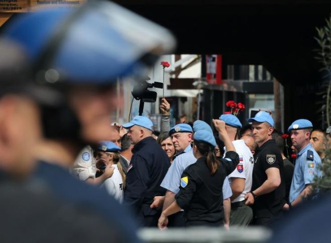 &Sigma;&tau;&omicron; &omicron;&delta;ό&phi;&rho;&alpha;&gamma;&mu;&alpha; &tau;&eta;&sigmaf; &omicron;&delta;&omicron;ύ&sigmaf; &Lambda;ή&delta;&rho;&alpha;&sigmaf; &pi;ή&gamma;&alpha;&nu; &kappa;&alpha;&iota; &sigma;ή&mu;&epsilon;&rho;&alpha; &Tau;/&kappa; &sigma;&upsilon;&nu;&delta;&iota;&kappa;&alpha;&lambda;&iota;&sigma;&tau;έ&sigmaf; &alpha;&lambda;&lambda;ά &kappa;&alpha;&iota; &omicron; &Epsilon;&rho;&sigma;ί&nu; &Tau;&alpha;&tau;ά&rho;