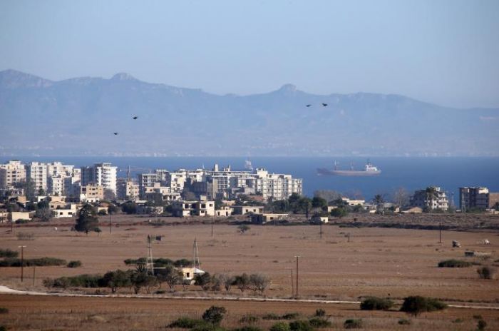 &Mu;&epsilon; &Sigma;ί&mu;&omicron; &Iota;&omega;ά&nu;&nu;&omicron;&upsilon; &pi;&rho;&omicron;&chi;&omega;&rho;&epsilon;ί &tau;&omicron; &Alpha;&Kappa;&Epsilon;&Lambda;, &gamma;&iota;&alpha; &tau;&eta;&nu; &Delta;&eta;&mu;&alpha;&rho;&chi;&epsilon;ί&alpha; &tau;&eta;&sigmaf; &Alpha;&mu;&mu;&omicron;&chi;ώ&sigma;&tau;&omicron;&upsilon;