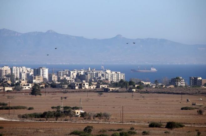 &Mu;&epsilon; &Sigma;ί&mu;&omicron; &Iota;&omega;ά&nu;&nu;&omicron;&upsilon; &pi;&rho;&omicron;&chi;&omega;&rho;&epsilon;ί &tau;&omicron; &Alpha;&Kappa;&Epsilon;&Lambda;, &gamma;&iota;&alpha; &tau;&eta;&nu; &Delta;&eta;&mu;&alpha;&rho;&chi;&epsilon;ί&alpha; &tau;&eta;&sigmaf; &Alpha;&mu;&mu;&omicron;&chi;ώ&sigma;&tau;&omicron;&upsilon;
