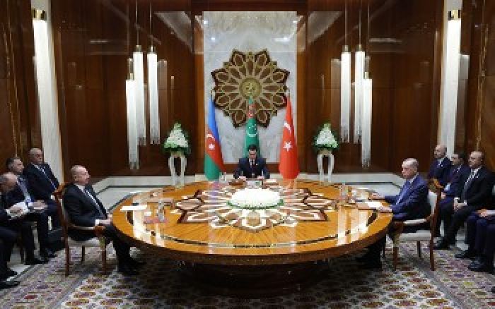 &Kappa;&epsilon;&nu;&tau;&rho;&iota;&kappa;ή &Alpha;&sigma;ί&alpha;: &Tau;&omicron; &Tau;&omicron;&upsilon;&rho;&kappa;&mu;&epsilon;&nu;&iota;&sigma;&tau;ά&nu; &sigma;&tau;&omicron; &pi;&rho;&omicron;&sigma;&kappa;ή&nu;&iota;&omicron; &mu;&iota;&alpha;&sigmaf; &alpha;&kappa;ό&mu;&alpha; &laquo;&alpha;&nu;&alpha;&delta;&upsilon;ό&mu;&epsilon;&nu;&eta;&sigmaf; &alpha;&rho;έ&nu;&alpha;&sigmaf;&raquo; &tau;&omicron;&upsilon; &pi;&alpha;&gamma;&kappa;ό&sigma;&mu;&iota;&omicron;&upsilon; &alpha;&nu;&tau;&alpha;&gamma;&omega;&nu;&iota;&sigma;&mu;&omicron;ύ