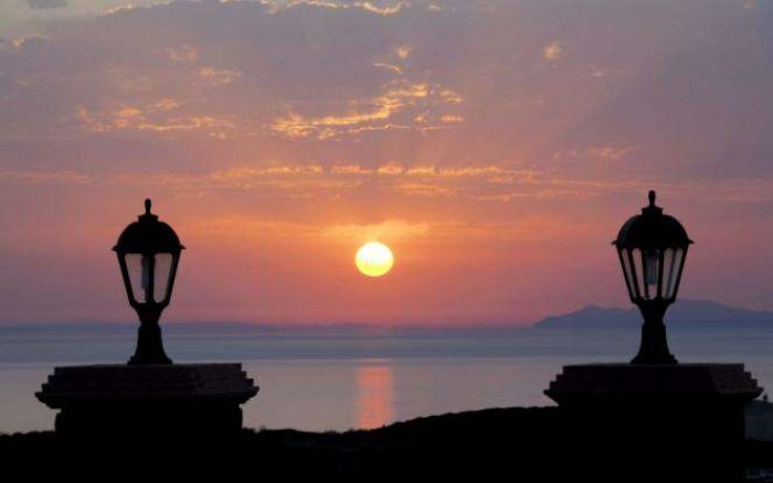 &Kappa;&alpha;&lambda;ό&sigmaf; &omicron; &Alpha;ύ&gamma;&omicron;&upsilon;&sigma;&tau;&omicron;&sigmaf;, &alpha;&lambda;&lambda;ά... &tau;&epsilon;&lambda;&epsilon;&iota;ώ&nu;&epsilon;&iota;!