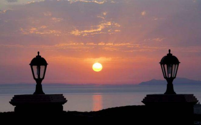 &Kappa;&alpha;&lambda;ό&sigmaf; &omicron; &Alpha;ύ&gamma;&omicron;&upsilon;&sigma;&tau;&omicron;&sigmaf;, &alpha;&lambda;&lambda;ά... &tau;&epsilon;&lambda;&epsilon;&iota;ώ&nu;&epsilon;&iota;!