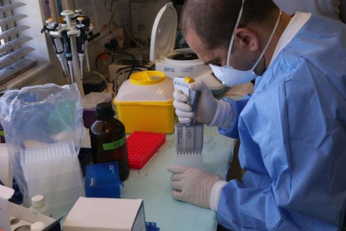 &Kappa;ύ&pi;&rho;&omicron;&sigmaf;: Ά&nu;&delta;&rho;&alpha;&sigmaf; 76 &epsilon;&tau;ώ&nu; &tau;&omicron; &nu;έ&omicron; &theta;ύ&mu;&alpha; &tau;&omicron;&upsilon; &kappa;&omicron;&rho;&omega;&nu;&omicron;ϊ&omicron;ύ