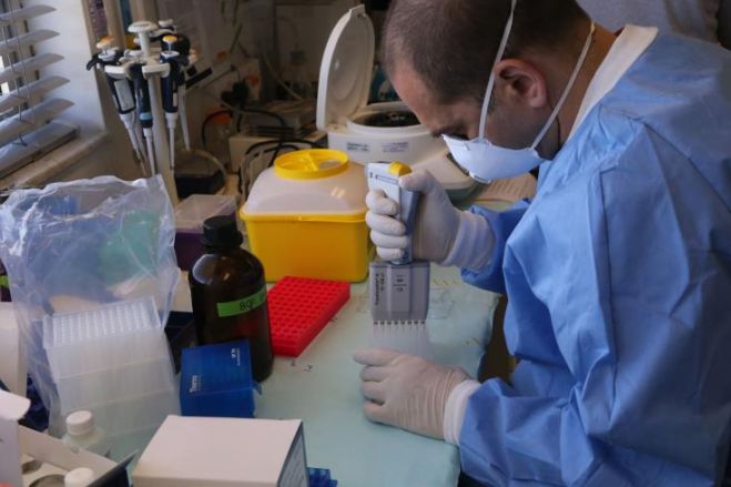 &Kappa;ύ&pi;&rho;&omicron;&sigmaf;: Ά&nu;&delta;&rho;&alpha;&sigmaf; 76 &epsilon;&tau;ώ&nu; &tau;&omicron; &nu;έ&omicron; &theta;ύ&mu;&alpha; &tau;&omicron;&upsilon; &kappa;&omicron;&rho;&omega;&nu;&omicron;ϊ&omicron;ύ