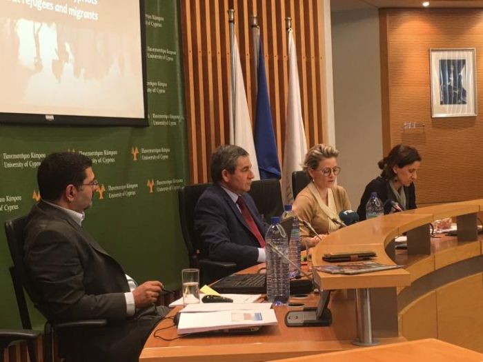 &Pi;&epsilon;&rho;&iota;&sigma;&sigma;ό&tau;&epsilon;&rho;&eta; &sigma;&tau;ή&rho;&iota;&xi;&eta; &sigma;&tau;&omicron;&upsilon;&sigmaf; &pi;&rho;ό&sigma;&phi;&upsilon;&gamma;&epsilon;&sigmaf;, &alpha;&lambda;&lambda;ά &mu;&epsilon; ό&rho;&iota;&alpha;, &theta;έ&lambda;&epsilon;&iota; &eta; &pi;&lambda;&epsilon;&iota;&omicron;&psi;&eta;&phi;ί&alpha; &Epsilon;/&kappa; &kappa;&alpha;&iota; &Tau;/&kappa;