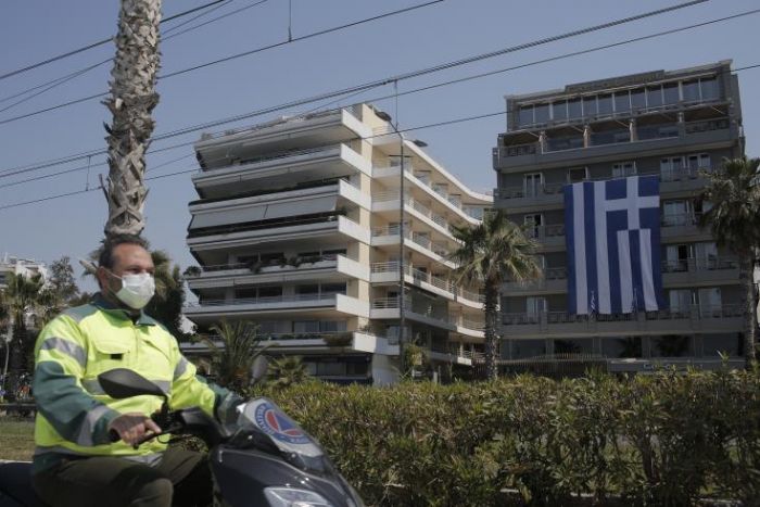 &Epsilon;&lambda;&lambda;ά&delta;&alpha;: &Sigma;&tau;&omicron;&upsilon;&sigmaf; 99 &omicron;&iota; &theta;ά&nu;&alpha;&tau;&omicron;&iota; &alpha;&pi;ό &tau;&omicron;&nu; &kappa;&omicron;&rho;&omega;&nu;&omicron;ϊό
