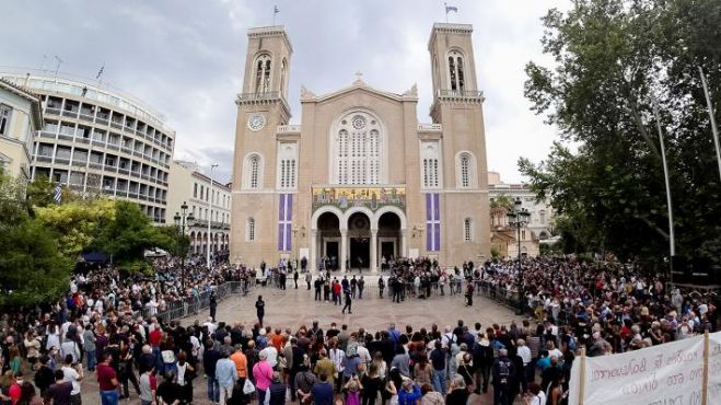 &Omicron; &lambda;&alpha;ό&sigmaf; &alpha;&pi;&omicron;&chi;&alpha;&iota;&rho;έ&tau;&eta;&sigma;&epsilon; &tau;&rho;&alpha;&gamma;&omicron;&upsilon;&delta;ώ&nu;&tau;&alpha;&sigmaf; &tau;&omicron;&nu; &kappa;&alpha;&lambda;&lambda;&iota;&tau;έ&chi;&nu;&eta; &pi;&omicron;&upsilon; έ&kappa;&alpha;&nu;&epsilon; &tau;&rho;&alpha;&gamma;&omicron;ύ&delta;&iota; &tau;&omicron;&upsilon;&sigmaf; &pi;ό&nu;&omicron;&upsilon;&sigmaf; &kappa;&alpha;&iota; &tau;&omicron;&upsilon;&sigmaf; &alpha;&gamma;ώ&nu;&epsilon;&sigmaf; &tau;&omicron;&upsilon; (video)
