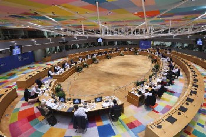 &Delta;&iota;&epsilon;&theta;&nu;ή&sigmaf; &Tau;ύ&pi;&omicron;&sigmaf; &kappa;&alpha;&iota; &ldquo;&Delta;&epsilon;&xi;&alpha;&mu;&epsilon;&nu;έ&sigmaf; &Sigma;&kappa;έ&psi;&eta;&sigmaf;&rdquo;: &Alpha;&nu;&tau;&iota;&theta;έ&sigma;&epsilon;&iota;&sigmaf; &kappa;&alpha;&iota; &alpha;&nu;&tau;&iota;&phi;ά&sigma;&epsilon;&iota;&sigmaf; &sigma;&tau;&omicron; &epsilon;&upsilon;&rho;&omega;&alpha;&tau;&lambda;&alpha;&nu;&tau;&iota;&kappa;ό &sigma;&tau;&rho;&alpha;&tau;ό&pi;&epsilon;&delta;&omicron;, &sigma;&tau;&alpha; &alpha;&pi;ό&nu;&epsilon;&rho;&alpha; &tau;&omicron;&upsilon; &pi;&omicron;&lambda;έ&mu;&omicron;&upsilon;