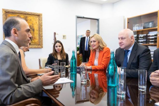 H &Epsilon;&iota;&rho;ή&nu;&eta; &Chi;&alpha;&rho;&alpha;&lambda;&alpha;&mu;&pi;ί&delta;&omicron;&upsilon; &epsilon;&iota;&delta;&iota;&kappa;ή &alpha;&nu;&tau;&iota;&pi;&rho;ό&sigma;&omega;&pi;&omicron;&sigmaf; &gamma;&iota;&alpha; &kappa;&alpha;&tau;&alpha;&pi;&omicron;&lambda;έ&mu;&eta;&sigma;&eta; &tau;&eta;&sigmaf; &delta;&iota;&alpha;&phi;&theta;&omicron;&rho;ά&sigmaf;