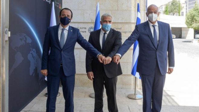 &Tau;&rho;&iota;&mu;&epsilon;&rho;ή&sigmaf; &Epsilon;&lambda;&lambda;ά&delta;&alpha;&sigmaf;-&Kappa;ύ&pi;&rho;&omicron;&upsilon;-&Iota;&sigma;&rho;&alpha;ή&lambda;: &Sigma;&tau;&omicron; &epsilon;&pi;ί&kappa;&epsilon;&nu;&tau;&rho;&omicron; &eta; &delta;&iota;&epsilon;ύ&rho;&upsilon;&nu;&sigma;&eta; &tau;&eta;&sigmaf; &laquo;&pi;&rho;&alpha;&gamma;&mu;&alpha;&tau;&iota;&sigma;&tau;&iota;&kappa;ή&sigmaf; &sigma;&upsilon;&mu;&mu;&alpha;&chi;ί&alpha;&sigmaf;&raquo; &sigma;&tau;&omicron; &pi;&lambda;&alpha;ί&sigma;&iota;&omicron; &epsilon;&upsilon;&rho;&omega;&alpha;&tau;&lambda;&alpha;&nu;&tau;&iota;&kappa;ώ&nu; &sigma;&chi;&epsilon;&delta;&iota;&alpha;&sigma;&mu;ώ&nu;