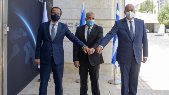 &Tau;&rho;&iota;&mu;&epsilon;&rho;ή&sigmaf; &Epsilon;&lambda;&lambda;ά&delta;&alpha;&sigmaf;-&Kappa;ύ&pi;&rho;&omicron;&upsilon;-&Iota;&sigma;&rho;&alpha;ή&lambda;: &Sigma;&tau;&omicron; &epsilon;&pi;ί&kappa;&epsilon;&nu;&tau;&rho;&omicron; &eta; &delta;&iota;&epsilon;ύ&rho;&upsilon;&nu;&sigma;&eta; &tau;&eta;&sigmaf; &laquo;&pi;&rho;&alpha;&gamma;&mu;&alpha;&tau;&iota;&sigma;&tau;&iota;&kappa;ή&sigmaf; &sigma;&upsilon;&mu;&mu;&alpha;&chi;ί&alpha;&sigmaf;&raquo; &sigma;&tau;&omicron; &pi;&lambda;&alpha;ί&sigma;&iota;&omicron; &epsilon;&upsilon;&rho;&omega;&alpha;&tau;&lambda;&alpha;&nu;&tau;&iota;&kappa;ώ&nu; &sigma;&chi;&epsilon;&delta;&iota;&alpha;&sigma;&mu;ώ&nu;