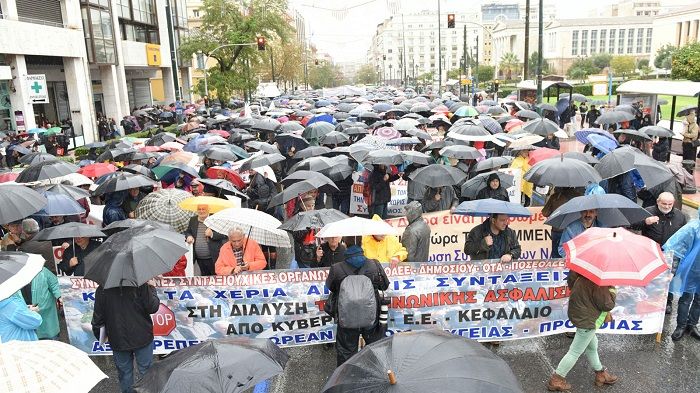 &Epsilon;&lambda;&lambda;ά&delta;&alpha;: &laquo;&Delta;&iota;&epsilon;&kappa;&delta;&iota;&kappa;&omicron;ύ&mu;&epsilon; ό,&tau;&iota; &mu;&alpha;&sigmaf; έ&chi;&epsilon;&iota; &alpha;&phi;&alpha;&iota;&rho;&epsilon;&theta;&epsilon;ί!&raquo;, &delta;&iota;&alpha;&delta;ή&lambda;&omega;&sigma;&alpha;&nu; &mu;&alpha;&chi;&eta;&tau;&iota;&kappa;ά &omicron;&iota; &sigma;&upsilon;&nu;&tau;&alpha;&xi;&iota;&omicron;ύ&chi;&omicron;&iota; &sigma;&tau;&eta;&nu; &Alpha;&theta;ή&nu;&alpha;