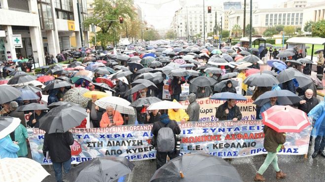 &Epsilon;&lambda;&lambda;ά&delta;&alpha;: &laquo;&Delta;&iota;&epsilon;&kappa;&delta;&iota;&kappa;&omicron;ύ&mu;&epsilon; ό,&tau;&iota; &mu;&alpha;&sigmaf; έ&chi;&epsilon;&iota; &alpha;&phi;&alpha;&iota;&rho;&epsilon;&theta;&epsilon;ί!&raquo;, &delta;&iota;&alpha;&delta;ή&lambda;&omega;&sigma;&alpha;&nu; &mu;&alpha;&chi;&eta;&tau;&iota;&kappa;ά &omicron;&iota; &sigma;&upsilon;&nu;&tau;&alpha;&xi;&iota;&omicron;ύ&chi;&omicron;&iota; &sigma;&tau;&eta;&nu; &Alpha;&theta;ή&nu;&alpha;