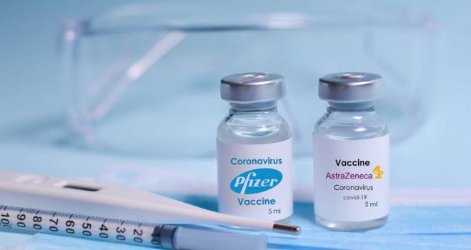 &Mu;&epsilon;&iota;ώ&nu;&epsilon;&tau;&alpha;&iota; &sigma;&epsilon; &tau;&rho;&epsilon;ί&sigmaf; &mu;ή&nu;&epsilon;&sigmaf; &eta; &alpha;&pi;&omicron;&tau;&epsilon;&lambda;&epsilon;&sigma;&mu;&alpha;&tau;&iota;&kappa;ό&tau;&eta;&tau;&alpha; &tau;&omega;&nu; &epsilon;&mu;&beta;&omicron;&lambda;ί&omega;&nu; Pfizer &kappa;&alpha;&iota; AstraZeneca έ&nu;&alpha;&nu;&tau;&iota; &tau;&eta;&sigmaf; &ldquo;&Delta;έ&lambda;&tau;&alpha;&rdquo;