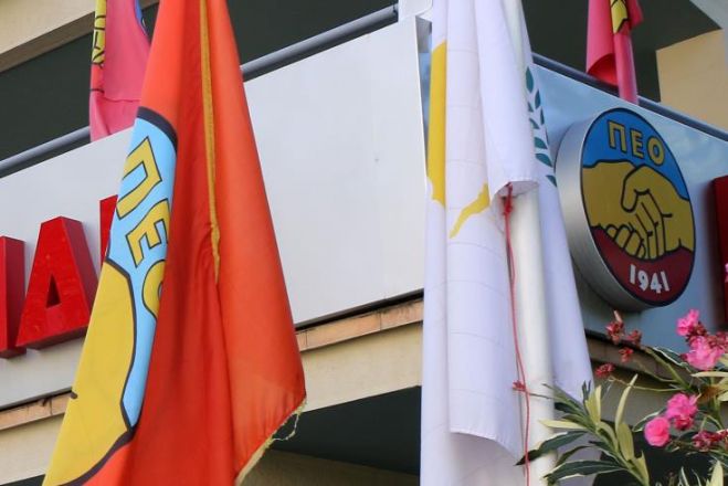 &Sigma;&Eta;&Delta;&Eta;&Kappa;&Epsilon;&Kappa;-&Pi;&Epsilon;&Omicron;: &Tau;&omicron; &Delta;&eta;&mu;ό&sigma;&iota;&omicron; &kappa;&alpha;&iota; &omicron; &lambda;&alpha;ό&sigmaf; &pi;&lambda;&eta;&rho;ώ&nu;&epsilon;&iota; &tau;&alpha; &sigma;&pi;&alpha;&sigma;&mu;έ&nu;&alpha; &sigma;&epsilon; ό,&tau;&iota; &alpha;&phi;&omicron;&rho;ά &tau;&iota;&sigmaf; &alpha;&pi;&omicron;&kappa;&rho;&alpha;&tau;&iota;&kappa;&omicron;&pi;&omicron;&iota;ή&sigma;&epsilon;&iota;&sigmaf;